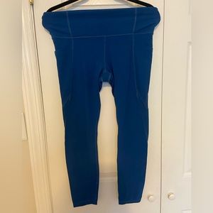 Athleta salutation stash 7/8s legging